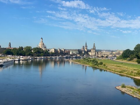 Panoramablick &uuml;ber die Elbe auf die Dresdner Altstadtsilhouette mit Frauenkirche, Hofkirche und Synagoge. Nach dem Einsturz der Carolabr&uuml;cke im Jahr 2024 ver&auml;ndert sich das Stadtbild