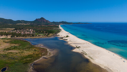 Aerial drone view of a sandy spit curving between a shallow lagoon and the open sea. Coastal wetland and natural barrier beach for ecology, geography and sustainable travel themes © Екатерина Лукашина