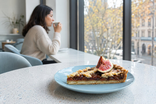 Disfrutando de un trozo de crostata de higo en una cafeter&iacute;a con vista a la calle
