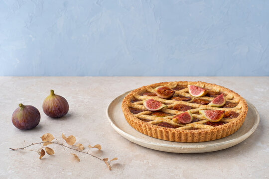 Un postre de crostata con higos frescos y mermelada sobre una base crujiente