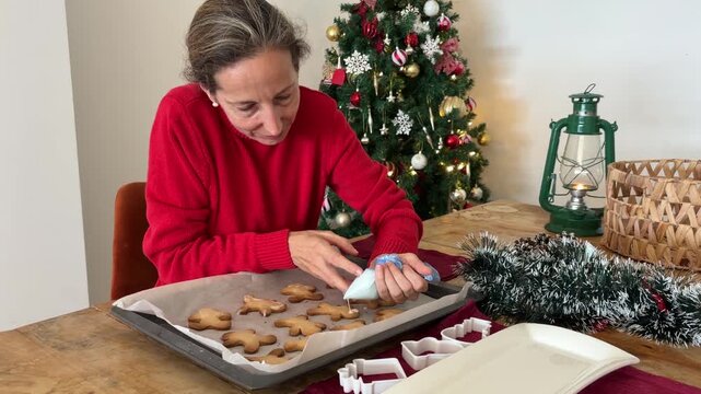 Mujer decorando galletas navide&ntilde;as con glaseado