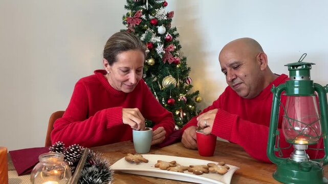Pareja disfrutando galletas de Navidad con caf&eacute;