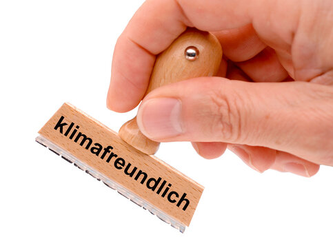 Stempel mit Aufdruck klimafreundlich und isoliert &uuml;ber wei&szlig;em Hintergrund
