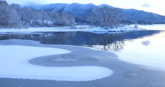 朝の裏磐梯の檜原湖の湖畔