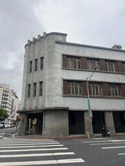 Fototapeta premium Taipei city street view with traditional buildings and modern skyscraper in Taiwan