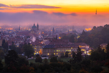 Obraz premium The cityscape of UNESCO city site of Prague and Hradcany castle in autumn morning dawn in mist.