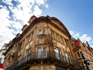 Obraz premium Historic neoclassical building facade with balcony and ornate stone details on King Street, Manchester, UK