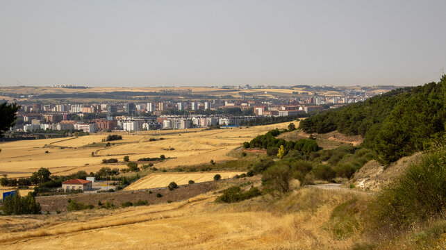 Paisaje amplio de ciudad junto a campos dorados y colinas en Burgos, Espa&ntilde;a