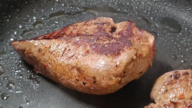 Pav&eacute; de b&oelig;uf en cuisson dans une po&ecirc;le