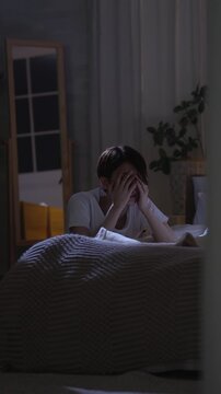 夜中に部屋で落ち込む女性