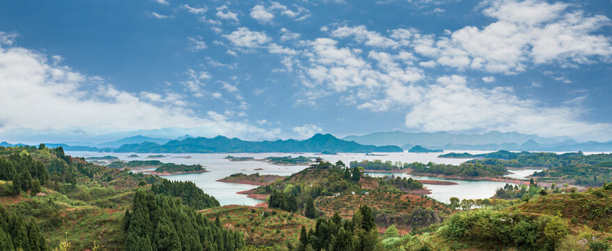 Qiandao Lake Panorama: Scattered Islands and Distant Mountains Over Vast Waters