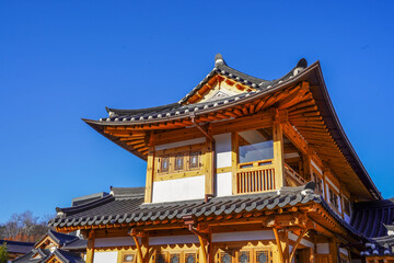 Obraz premium Bukchon Hanok Village in Seoul, South Korea. View of traditional wooden buildings.