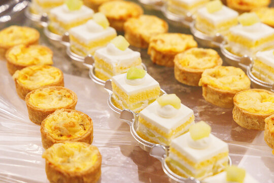 整然と並べられた一口サイズのキッシュとケーキ
