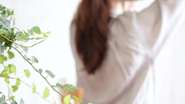 長い髪をひとつに束ねる女性の後ろ姿