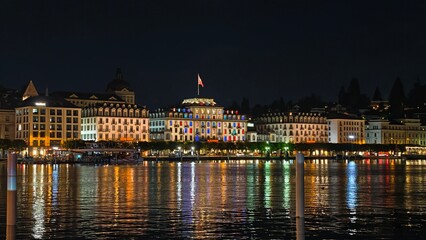 Obraz premium Night City Skyline Reflected on Calm Waterfront