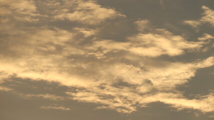 Obraz premium Scenic Sky Photography Highlighting Textured Golden Clouds and Soft Golden Tones