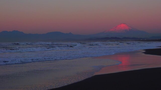 湘南の海と朝焼けの富士山