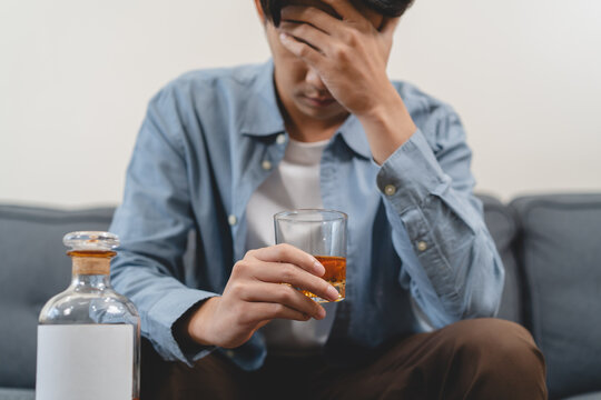 man refuse to drink alcohol say no to his friend.