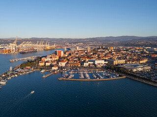 Obraz premium The view shows Koper, Slovenia with its marina, city buildings, and waterfront along the Adriatic Sea during daylight.