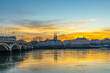 Obraz premium Bayonne, france city skyline at sunset with ferris wheel