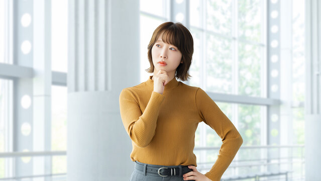 考えごとをする女性・ビジネスウーマン, Businesswoman Thinking