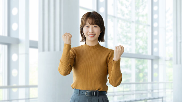 ガッツポーズをする女性・ビジネスウーマン, Businesswoman Making a Fist Pump