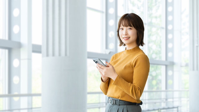 スマートフォンを使う女性・ビジネスウーマン, Businesswoman Using a Smartphone