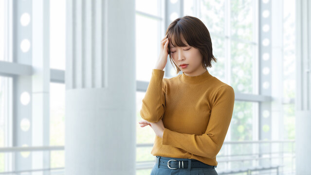 考えごとをする女性・ビジネスウーマン, Businesswoman Thinking