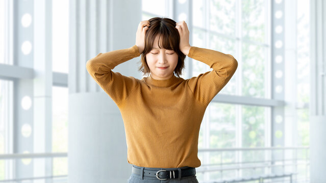 頭を抱えて困る女性・ビジネスウーマン, Businesswoman Holding Her Head in Distress