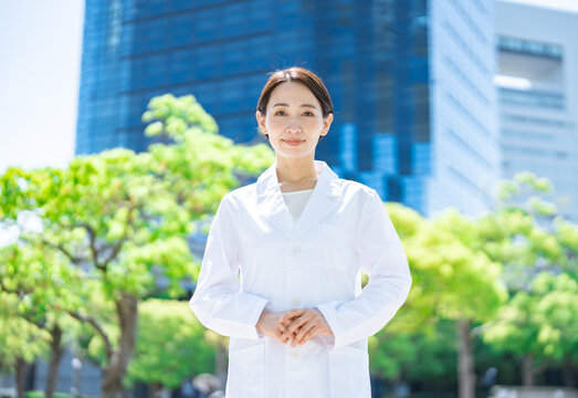 白衣・研究服を着た女性