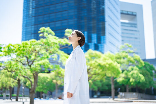 白衣・研究服を着た女性