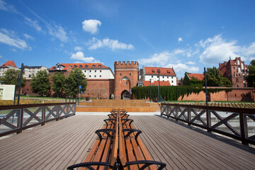 Widok na zabytkową bramę na bulwarze w Toruniu, Polska. View of the historic gate on the boulevard in Torun, Poland  © 123108 Aneta