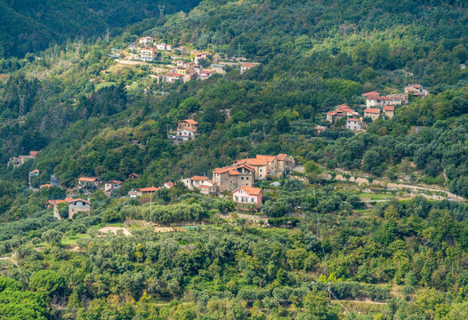 Around Castelvecchio di Rocca Barbena
