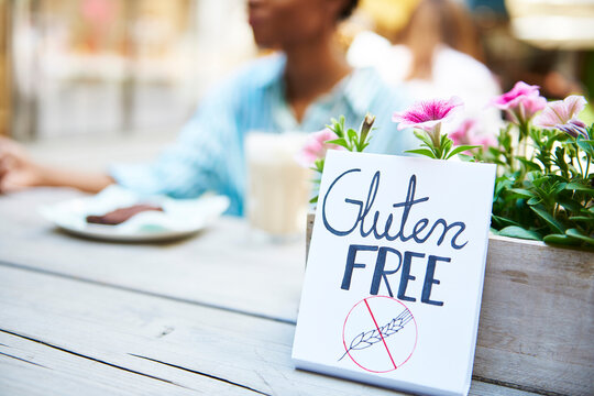 'Gluten free' sign at pavement cafe
