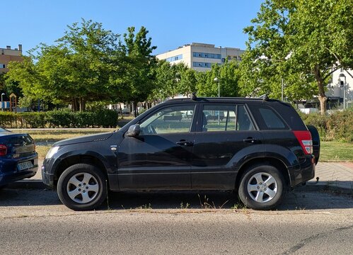 Vista lateral de un autom&oacute;vil crossover Suzuki Grand Vitara DDiS aparcado en una calle de Madrid, Espa&ntilde;a, 27 de mayo de 2026