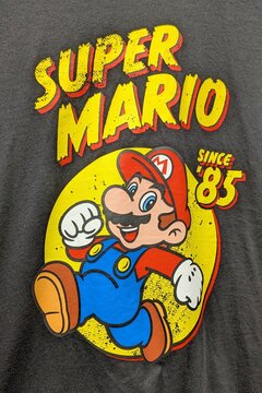 Vista de cerca del estampado de Super Mario de Nintendo corriendo con el texto Since '85, en una camiseta. Madrid, Espa&ntilde;a, 27 de mayo de 2026