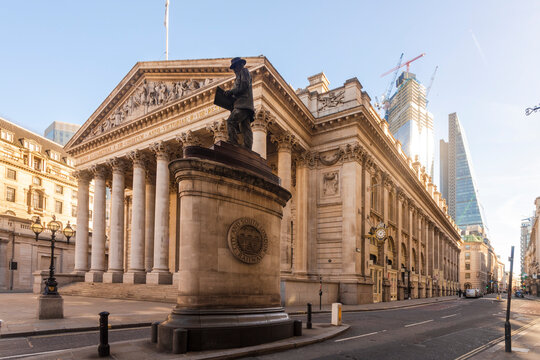 UK, London, Royal stock exchange with London Troops War Memorial and the Shard in the background