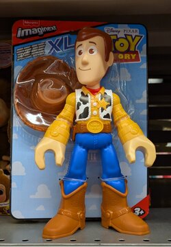 Figura de acci&oacute;n del Sheriff Woody de Toy Planet de Pixar Disney, en estante de supermercado Carrefour en Madrid, Espa&ntilde;a, 27 de mayo de 2026