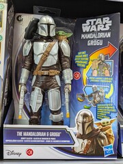 Fototapeta premium Figura de acción de The Mandalorian y Grogu de Star Wars, con efectos de combate, en estante de juguetería Toy Planet en Madrid, España, 27 de mayo de 2026