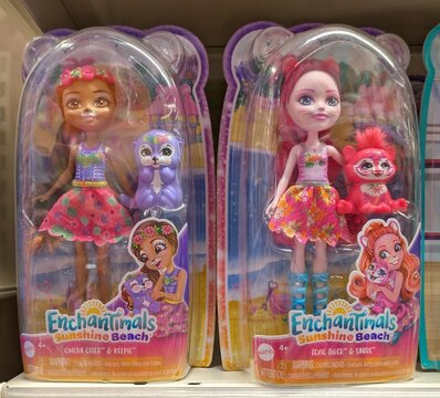 Mu&ntilde;ecas con accesorios de Enchantimals Sunshine Beach, Oceana Otter y Texie Tiger con sus mascotas Kelpie y Sabre, en jugueter&iacute;a Toy Planet en Madrid, Espa&ntilde;a, 27 de mayo de 2026