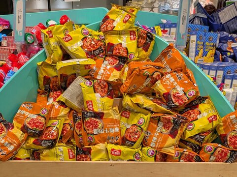 Paquetes de fideos instant&aacute;neos. Coloridas bolsas de sopas chinas Instant Ramen JML, en expositor de un supermercado Normal de Madrid, Espa&ntilde;a, 27 de mayo de 2026