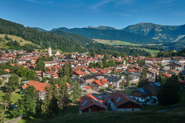 Panoramic view of the charming market town surrounded by green hills, forests and alpine scenery under a clear blue summer sky. Oberstaufen, Allgäu, Bavaria, Germany © Uwe