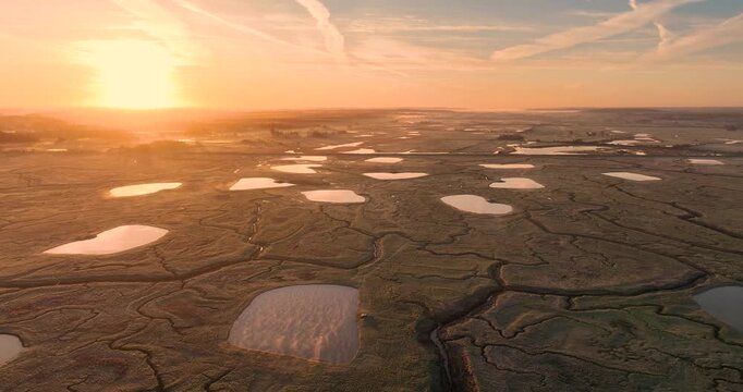 Survol des molli&egrave;res de la baie de Somme en direction de Saint-Valery-sur-Somme (Somme, Picardie, Hauts-de-France, France)