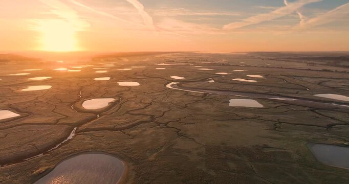 Survol des molli&egrave;res de la baie de Somme en direction de Saint-Valery-sur-Somme (Somme, Picardie, Hauts-de-France, France)