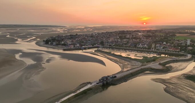 survol du bassin de Chasse en direction de Le Crotoy ( Baie de Somme , Somme, Picardie, Hauts-de-France, France)