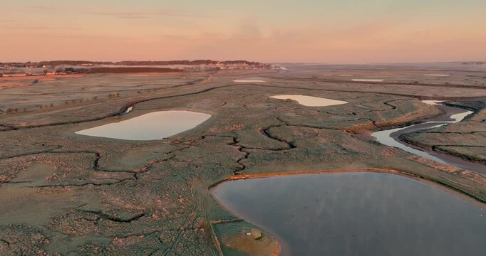Survol des molli&egrave;res de la baie de Somme en direction de Saint-Valery-sur-Somme (Somme, Picardie, Hauts-de-France, France)