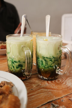 It&rsquo;s two glasses of cendol, also known as dawet, lot chong, nom lut, lod song, and b&aacute;nh lọt, a traditional Southeast Asian dessert characterized by green jelly strands made from rice flour.