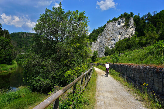Radfahren auf dem Donauradweg bei Sigmaringen im Naturpark Obere Donau