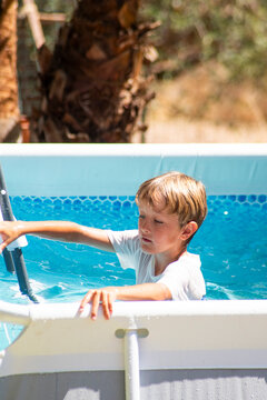 enfant seul dans une piscine
