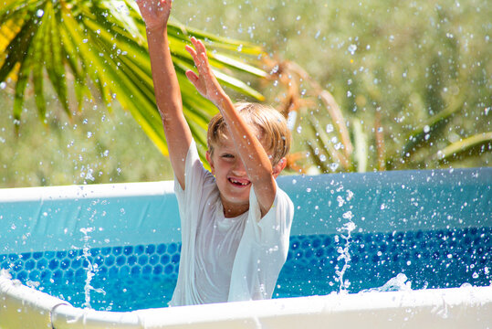 enfant seul dans une piscine